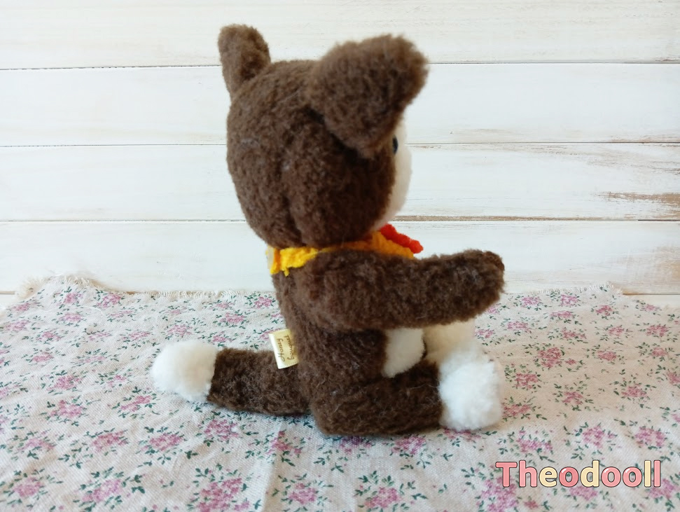 白とこげ茶の猫さん