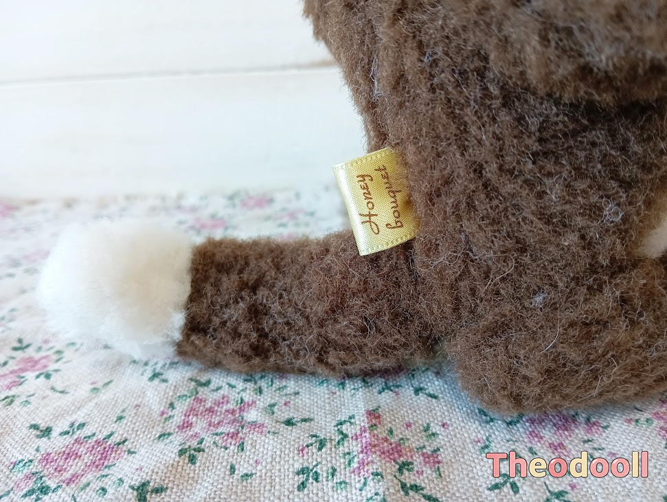 白とこげ茶の猫さん